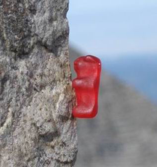 Gummibärchen am Fels beim Klettern